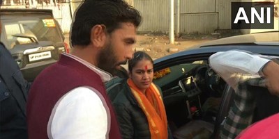 चुनाव प्रचार के दौरान भाजपा नेता और पहलवान बबीता फोगाट की कार पर हमला, जाने क्या है पूरी घटना